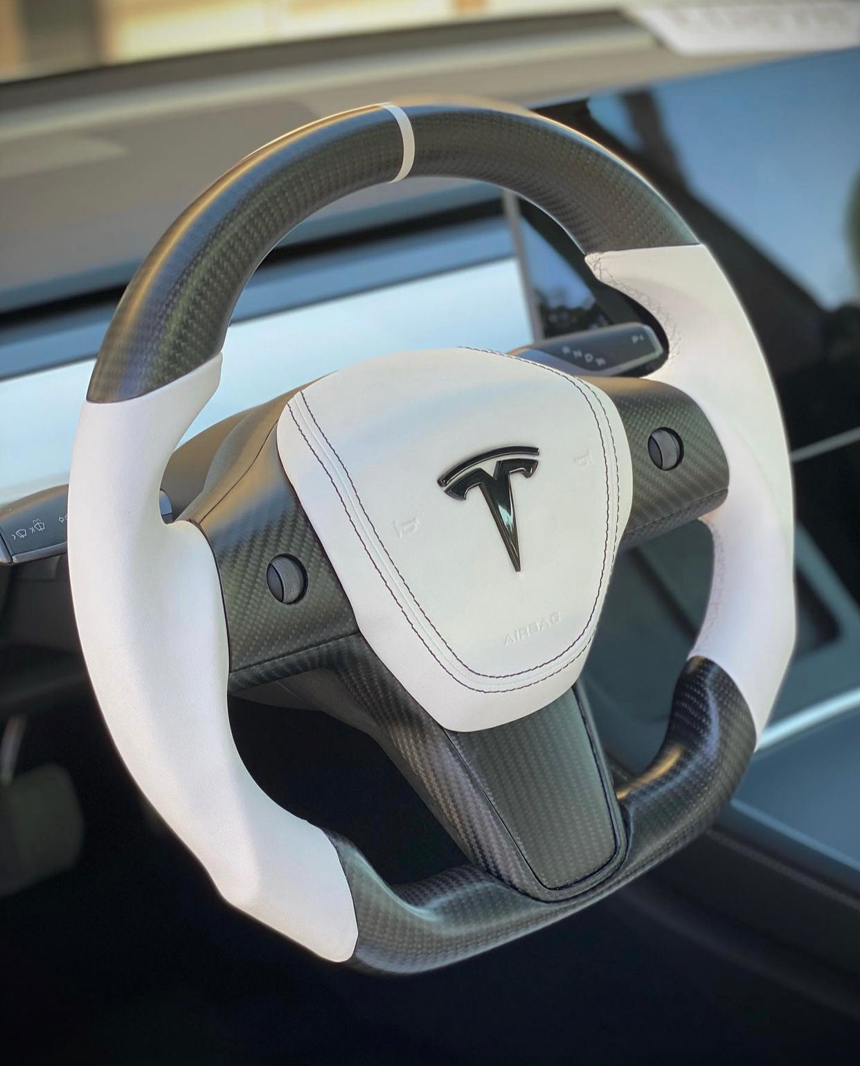 Tesla Sportlenkrad Carbon Matt