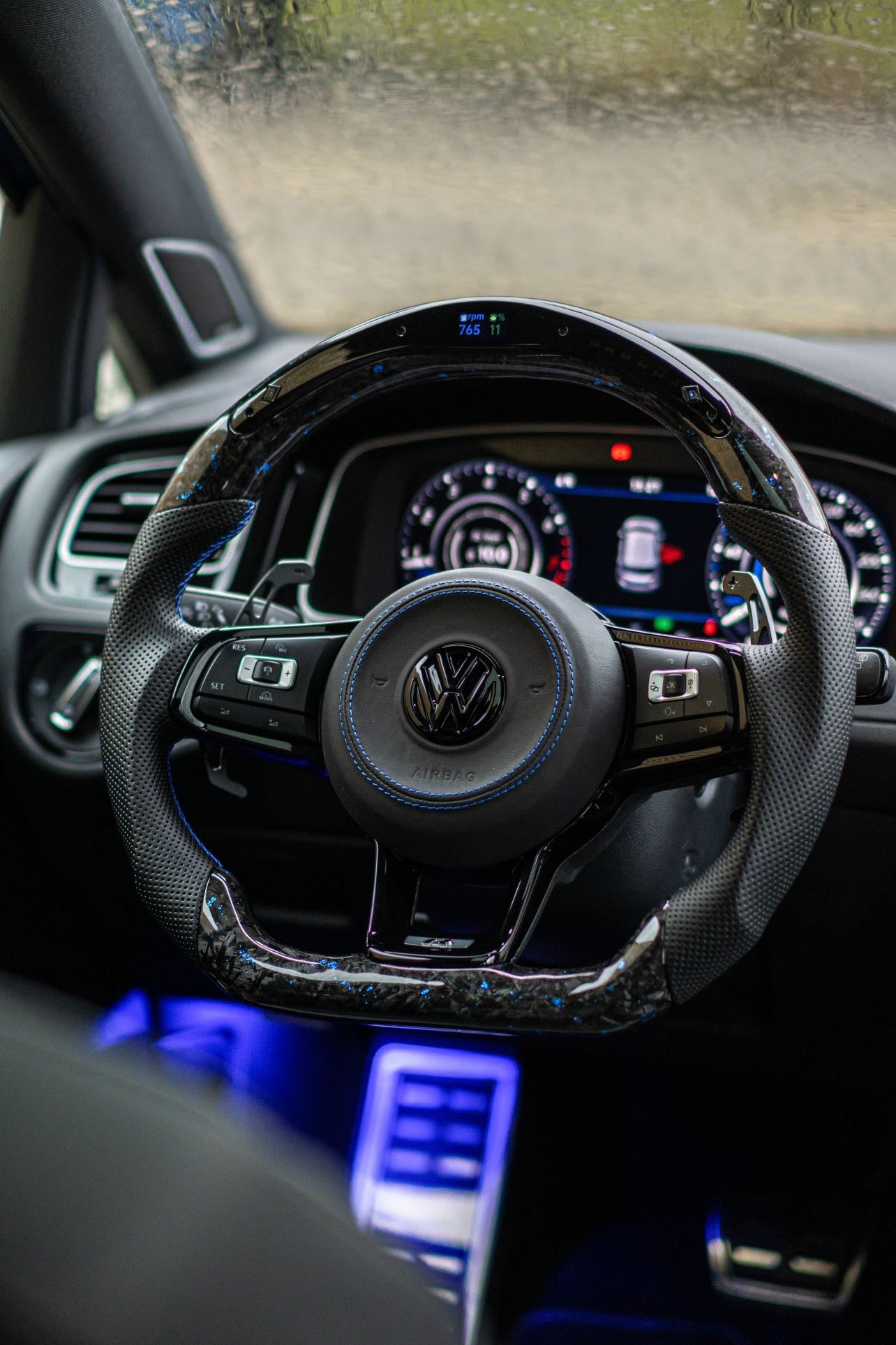 VW Golf 7/7.5 Sportlenkrad Forged Carbon Farbsplitter (LED)