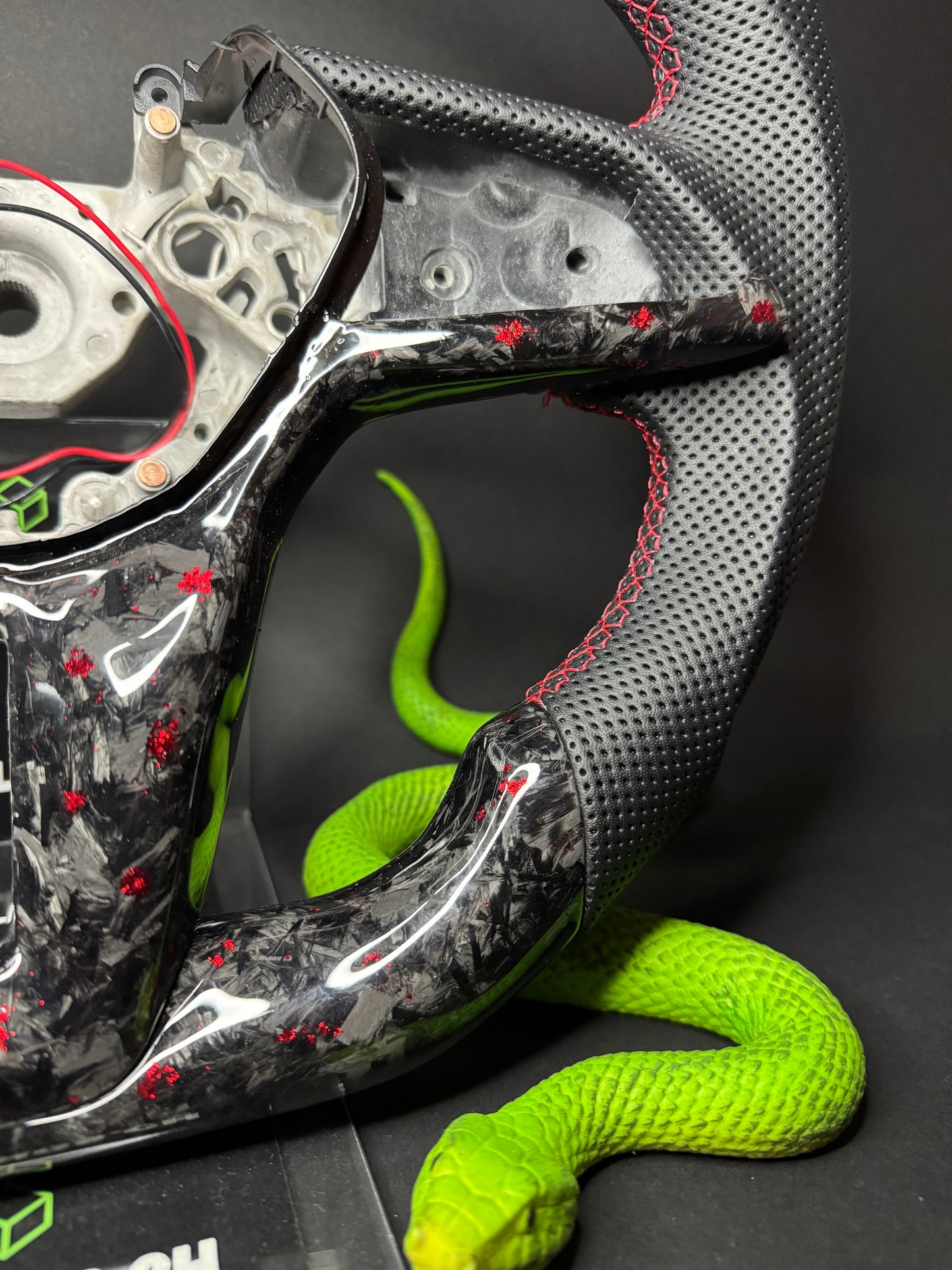 Nissan GTR Sportlenkrad Forged Carbon Farbsplitter (LED)