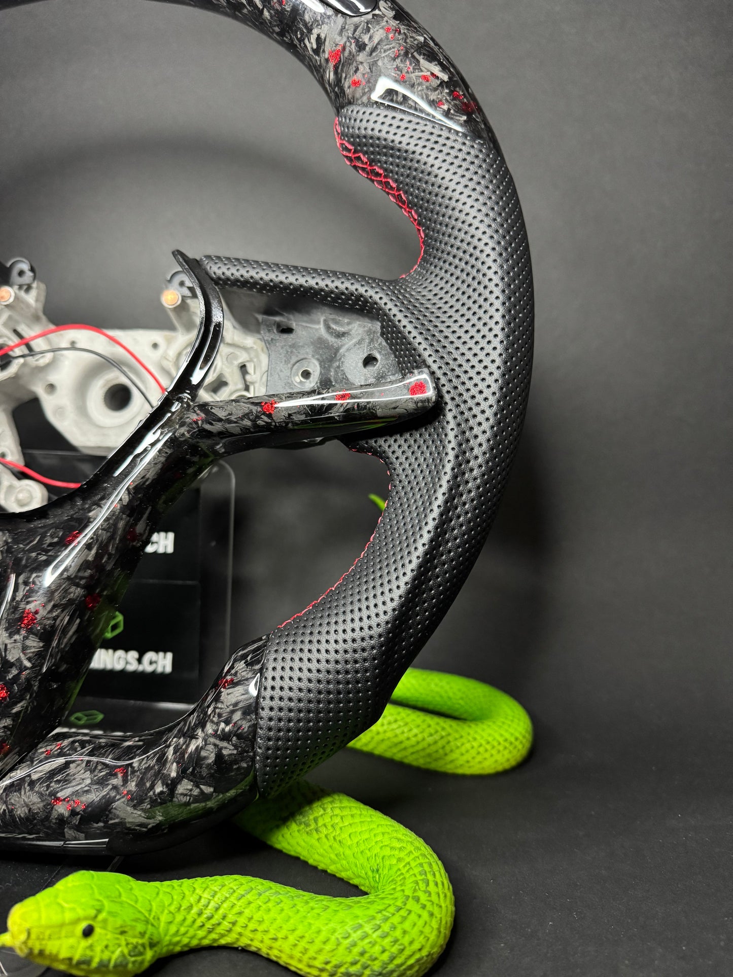 Nissan GTR Sportlenkrad Forged Carbon Farbsplitter (LED)