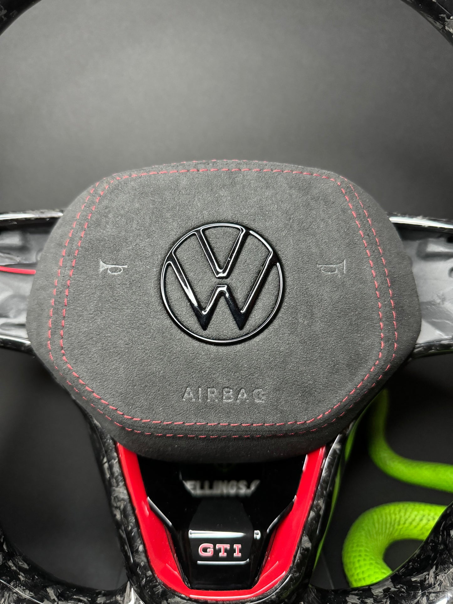 VW Golf 8 Sportlenkrad Forged Carbon (LED)