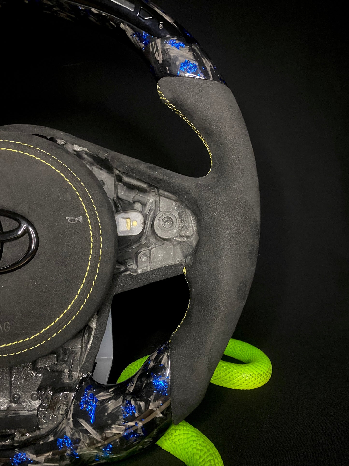 Toyota Supra Sportlenkrad Forged Carbon Farbsplitter (LED)