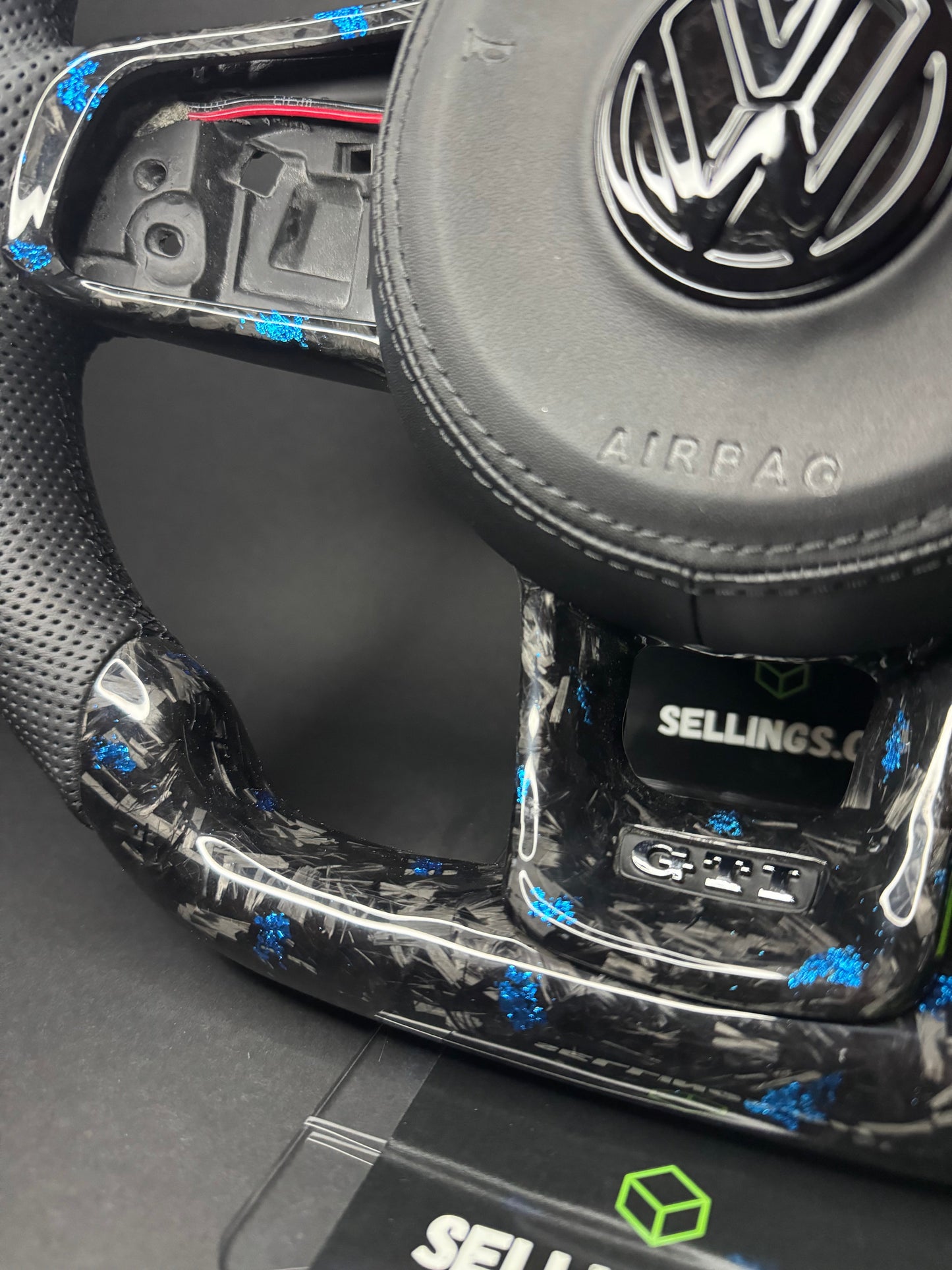 VW Golf 7/7.5 Sportlenkrad Forged Carbon Farbsplitter (LED)